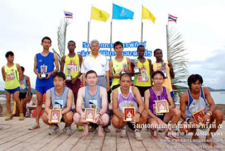 ตัวแทน อบต.ร่วมแข่งขันวิ่งแหวกทะเล