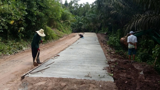 โครงการก่อสร้างถนนคอนกรีตเสิรมเหล็ก สายธรรมเจริญ-คลองใหญ่บน หมู่ที่  10 ดำเนินการเรียบร้อยแล้ว