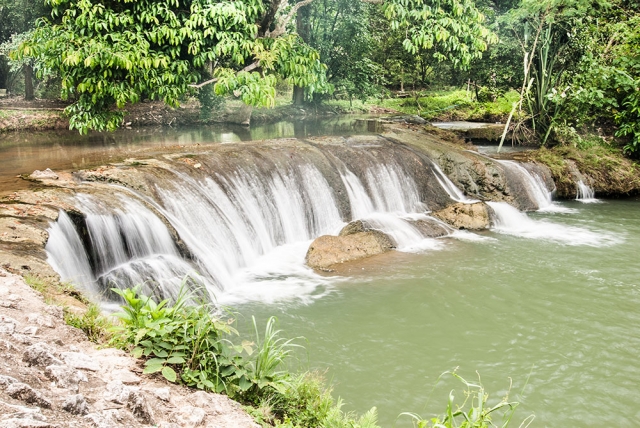 สถานที่ท่องเที่ยวในพื้นที่ตำบลหงษ์เจริญ วนอุทยานน้ำตกกะเปาะ หมู่ที่ 2 ตำบลหงษ์เจริญ